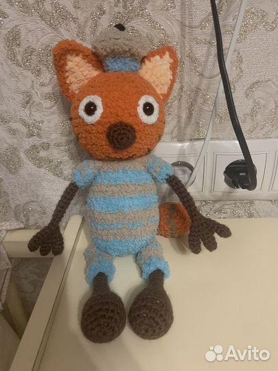 Плюшевый заяц вязаный
