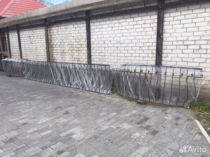 Балконное ограждение с цветочницей