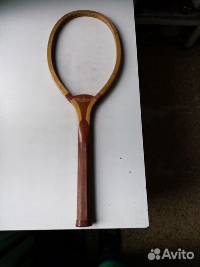 Старинная теннисная ракетка 