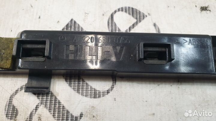 Кронштейн накладки порога Mercedes-Benz W220