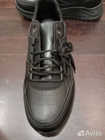 Кроссовки женские