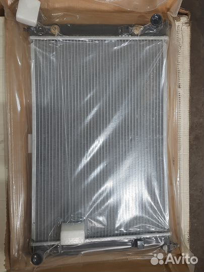 Продам радиатор охолождения : toyota