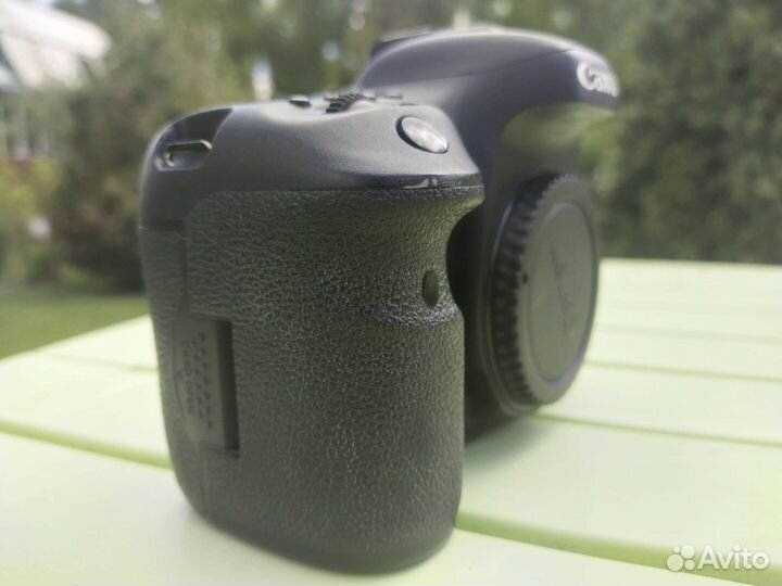 Зеркальный фотоаппарат Canon 7D mark II