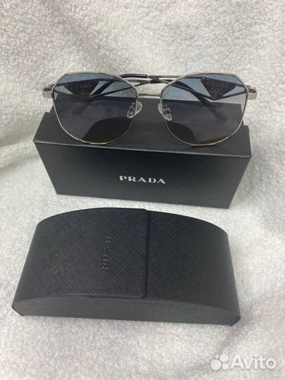 Солнцезащитные очки Prada