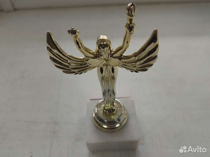 Статуэтка Ника на подставке