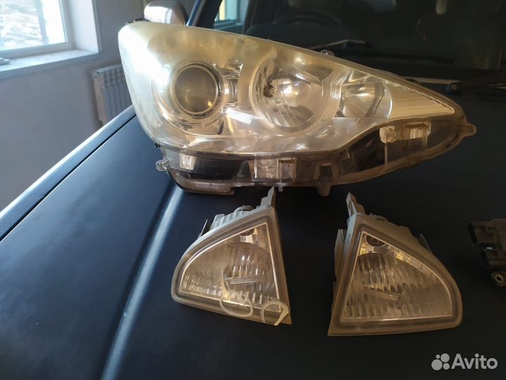 Фара правая, поворотники, датчик расходtoyota aqua