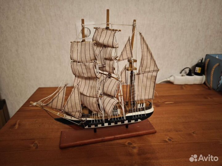 Модель парусника из дерева