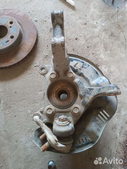 Кулак со ступицой правый toyota corolla e150