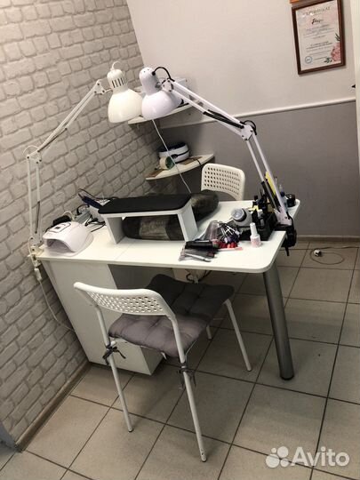 Аренда маникюрного стола и кушетки