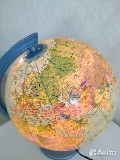 Глобус Земли физико-политический