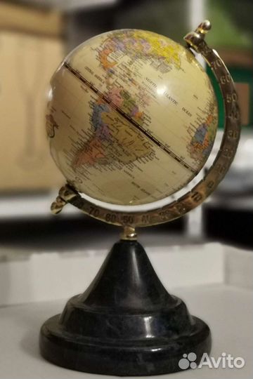 Глобус с основанием из полудрагоценного камня