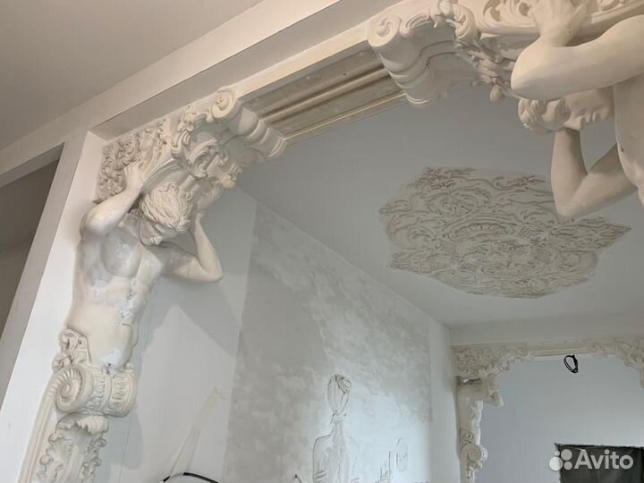 Атлант из гипса и кариатиды