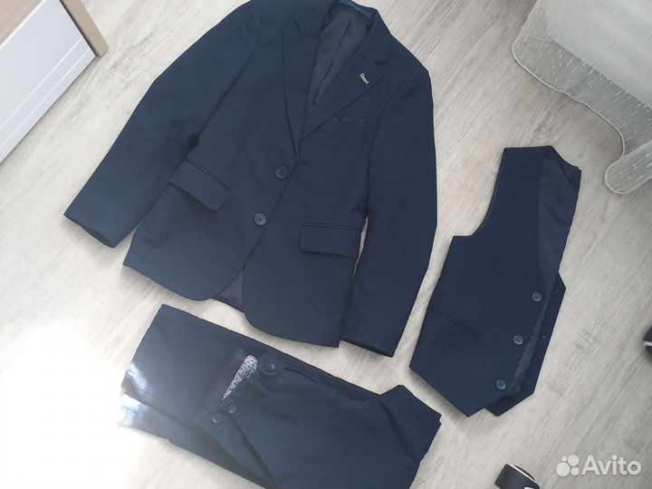 Костюм школьный тройка 32 р-р 128 рост