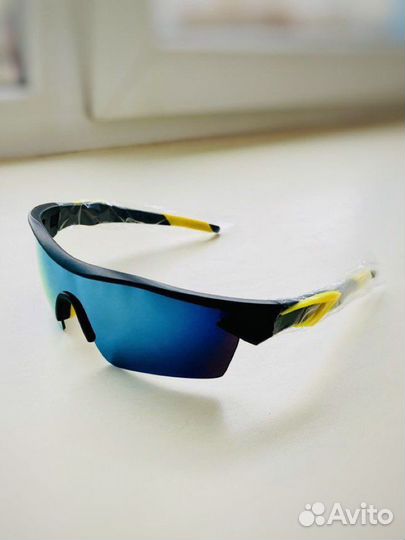 Спортивные очки с зеркальными линзами