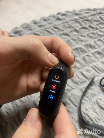 Продам часы xiaomi Mi Band 4
