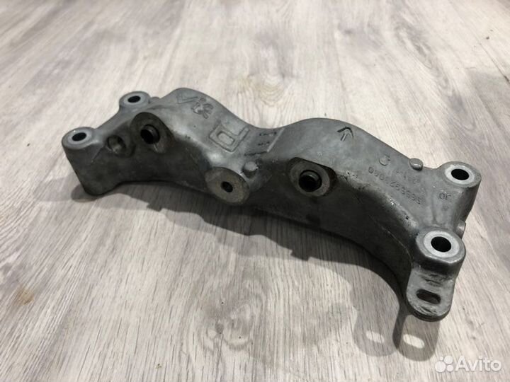 Кронштейн опоры двигателя правый Peugeot 308 EP6