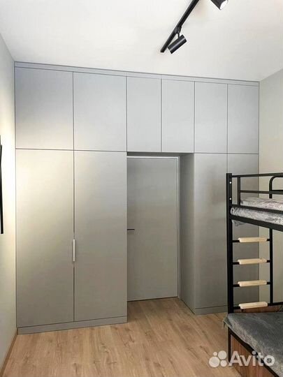 Встроенный шкаф в спальню с гладкими фасадами на з