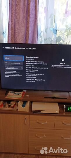 Xbox One s с 5-ю дисками и двумя джойстиками