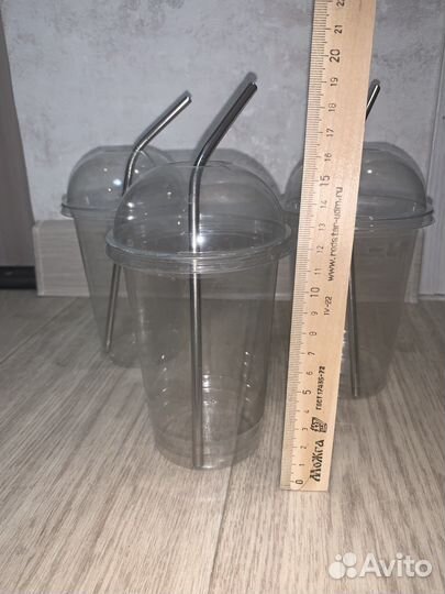 Стаканы для коктейлей с металлическими трубочками