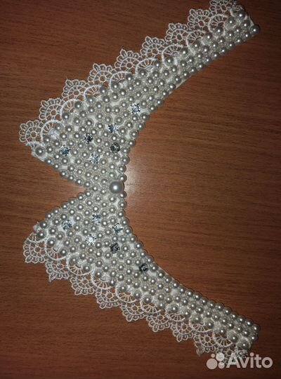 Кружевной воротник с бусинами, брошь