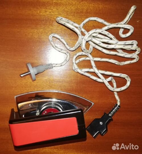 Коллекционные вещи (телефон, утюг)