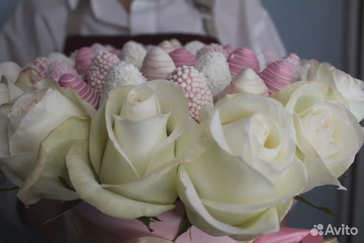 Букет клубника в шоколаде с розами 