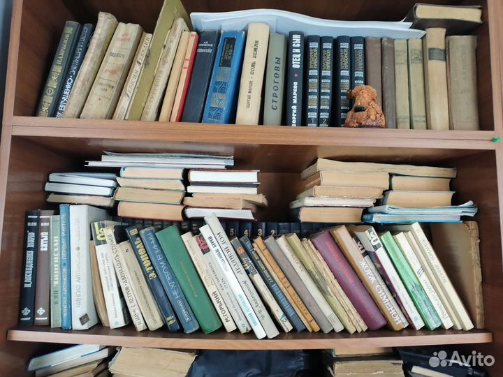 Книги очень много