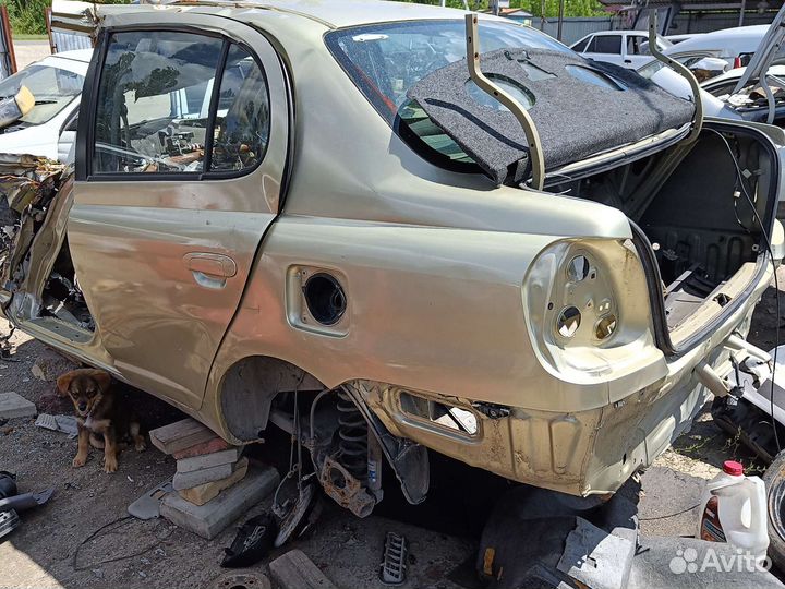 Крыло левое заднее toyota platz