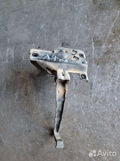 Замок капота Audi A4 B6