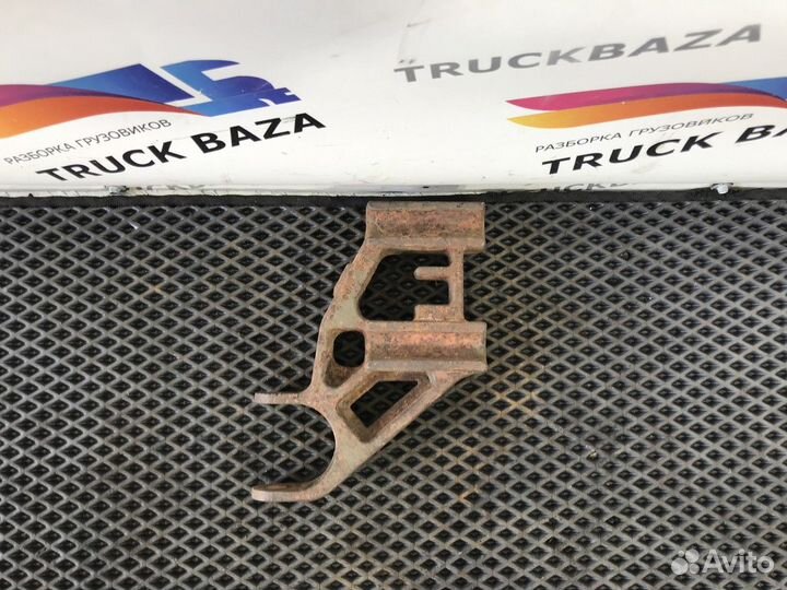 1075600 Кронштейн переднего амортизатора нижний