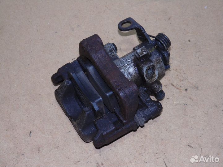 Суппорт тормозной задний левый Пежо 308