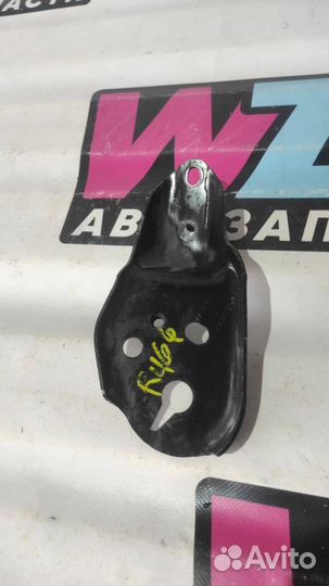 Кронштейн (крепление) правый Ford Mustang