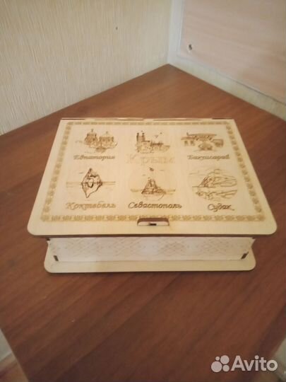 Деревянная шкатулка