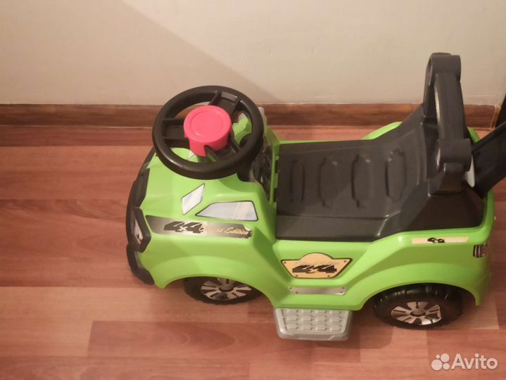 Детская машина каталка с ручкой