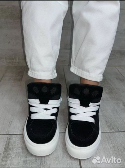 Кроссовки женские