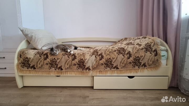 Кровать с тремя спинками