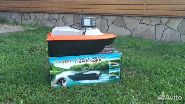 Прикормочный кораблик с эхолотом