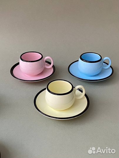 Набор цветных чашек для кофе