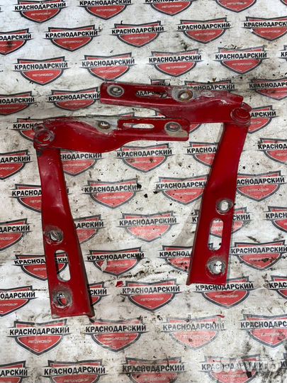 Крышка петли капота левая и правая передняя 6k0823