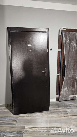 Дверь входная металлическая от застройщика