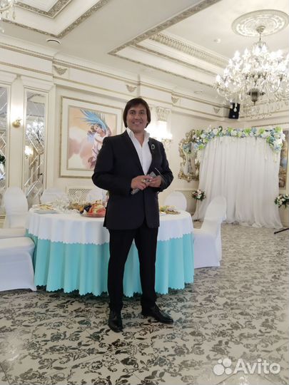 Ведущий, певец и музыкант