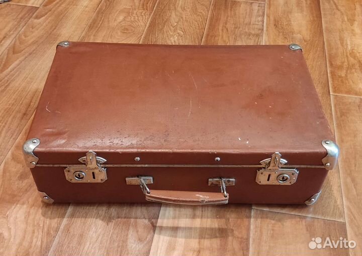 Чемодан золота и долларов