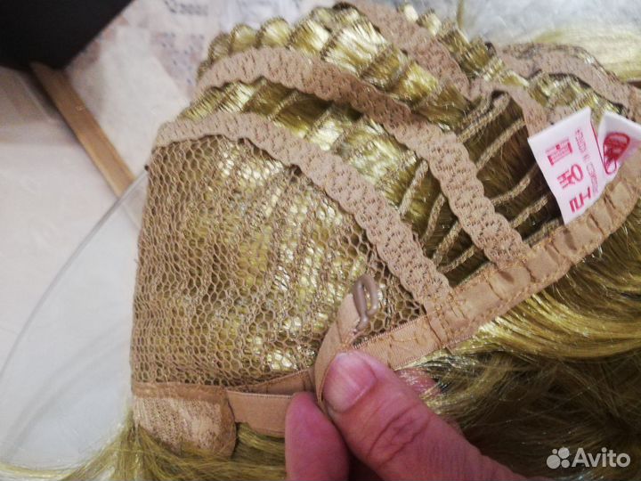 Парик карнавальный золотистый