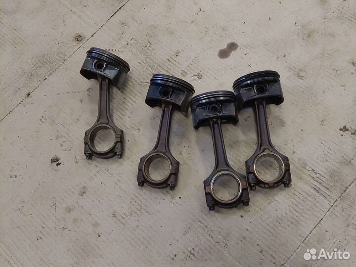 Поршень с шатуном Opel Astra H Zafira B z18xer