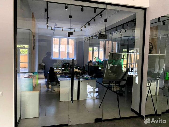 Дверное ограждение из стекла с установкой