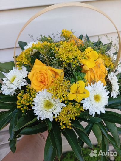 Букет в корзиночке на заказ из роз или ромашек