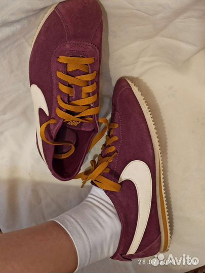 Nike cortez outlet burgundy and gold