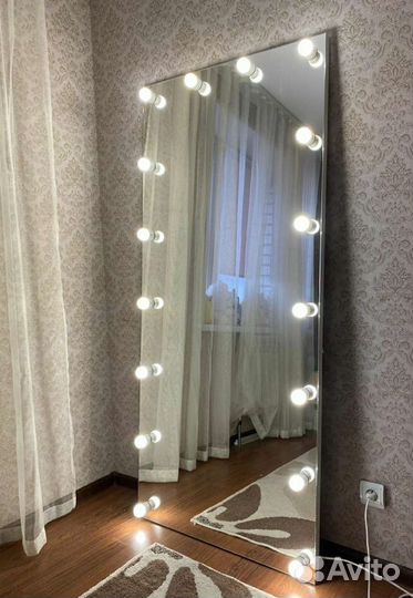 Гримерное зеркало с лампочками
