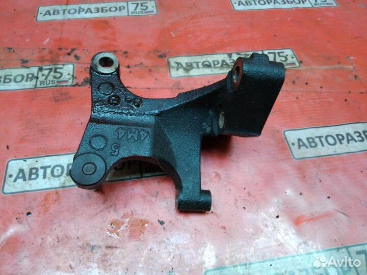 Кронштейн опоры двигателя Nissan Ad WFY11 QG15DE