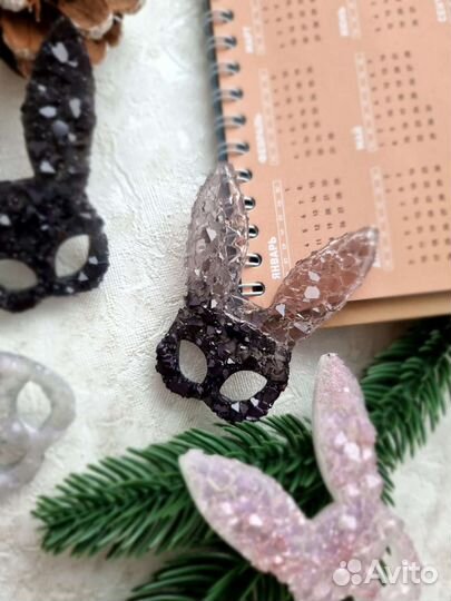 Брошь из эпоксидной смолы